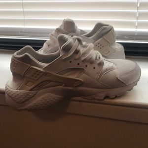WHITE NIKE HUARACHE
